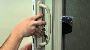 فني مفاتيح عند الباب