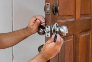 فتح الباب بدون مفتاح